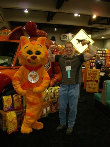 Flexing with Meow Mix Kitty.JPG