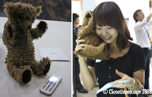 kuma_phone Willcom's Kuma Phone (Image courtesy CScout Japan)