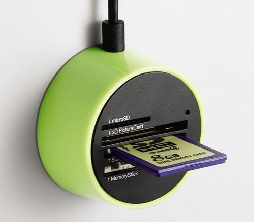 elecom_reader Magnet Backed Card Reader (Image courtesy Elecom)