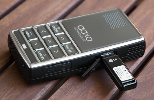 AAXA L1 Laser Pico Projector (Image property OhGizmo!)