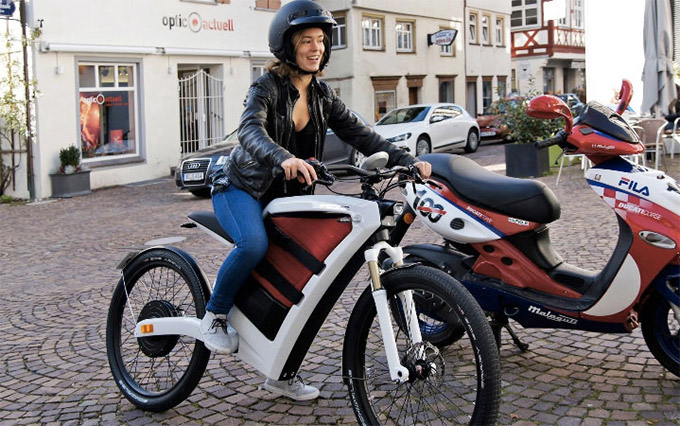 Feddz-electric-cargo-scooter-Has-Storage-Space-Instead-of-a-Gas-1