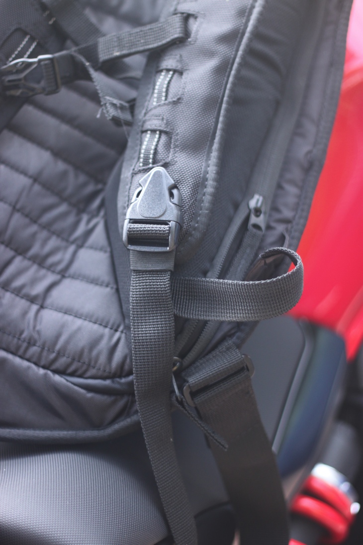 Quick-release shoulder strap