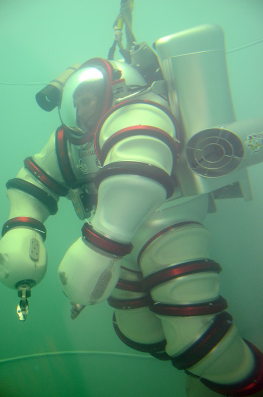 exosuit-self-propelled-atmospheric-diving-suit-8